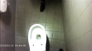 Spia Bagno Italiano: Rossi con Cazzi Grossi Pisciano