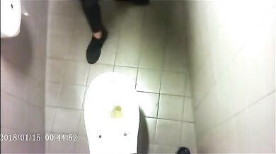 Spia Bagno Italiano: Rossi con Cazzi Grossi Pisciano