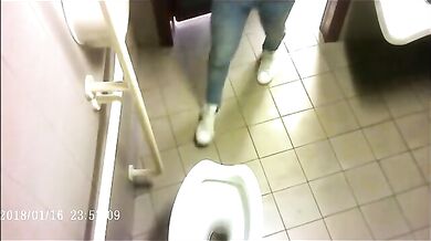 Spia Bagno Italiano: Voyeur su Cazzi Italiani