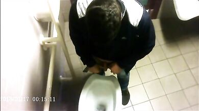 Spia Bagno Italiano: Voyeur su Cazzi Italiani