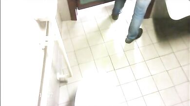 Spia Bagno Italiano: Voyeur su Cazzi Italiani