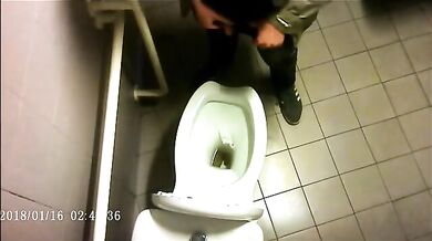 Spia Bagno Italiano: Voyeur su Cazzi Italiani