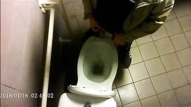 Spia Bagno Italiano: Voyeur su Cazzi Italiani