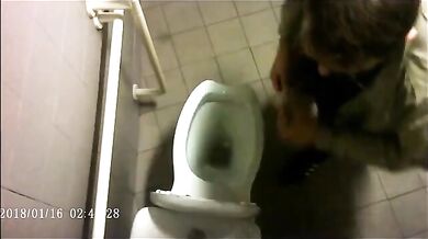 Spia Bagno Italiano: Voyeur su Cazzi Italiani