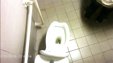 Spia Bagno Italiano: Voyeur su Cazzi Italiani