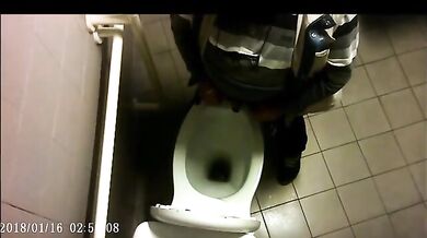 Spia Bagno Italiano: Voyeur su Cazzi Italiani