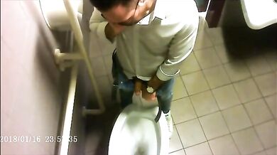 Spia Bagno Italiano: Voyeur su Cazzi Italiani