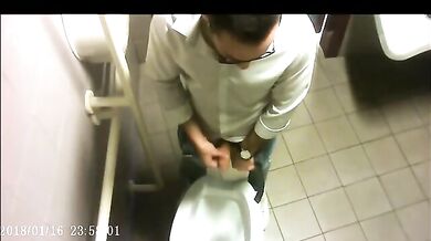 Spia Bagno Italiano: Voyeur su Cazzi Italiani