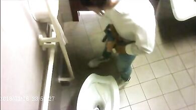 Spia Bagno Italiano: Voyeur su Cazzi Italiani