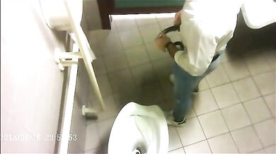 Spia Bagno Italiano: Voyeur su Cazzi Italiani