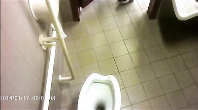 Spia Bagno Italiano: Voyeur su Cazzi Italiani