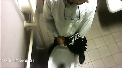 Spia Bagno Italiano: Voyeur su Cazzi Italiani