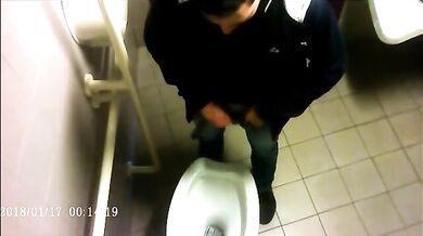 Spia Bagno Italiano: Voyeur su Cazzi Italiani