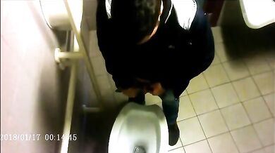 Spia Bagno Italiano: Voyeur su Cazzi Italiani