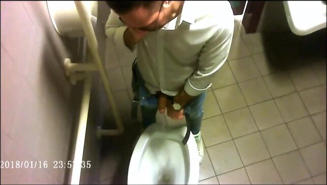 Spia Bagno Italiano: Voyeur su Cazzi Italiani