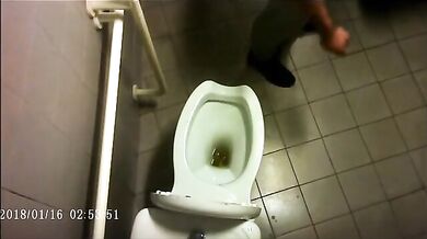 Spia Bagno Italiano: Stalloni Pisciano Nascosti