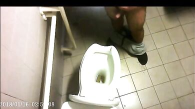 Spia Bagno Italiano: Stalloni Pisciano Nascosti