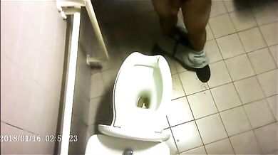 Spia Bagno Italiano: Stalloni Pisciano Nascosti