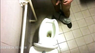 Spia Bagno Italiano: Stalloni Pisciano Nascosti