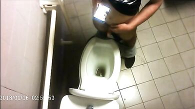 Spia Bagno Italiano: Stalloni Pisciano Nascosti