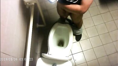 Spia Bagno Italiano: Stalloni Pisciano Nascosti