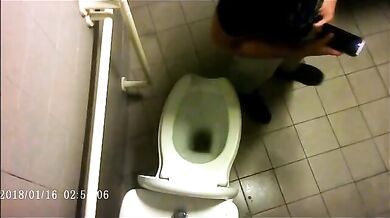 Spia Bagno Italiano: Stalloni Pisciano Nascosti