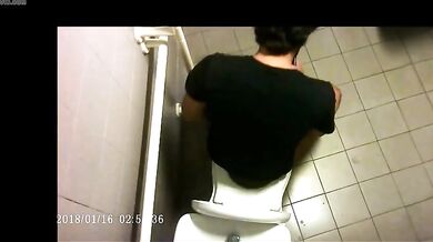 Spia Bagno Italiano: Stalloni Pisciano Nascosti