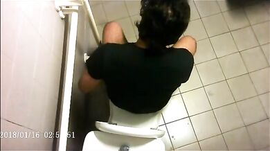 Spia Bagno Italiano: Stalloni Pisciano Nascosti