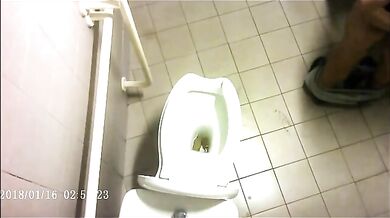 Spia Bagno Italiano: Stalloni Pisciano Nascosti