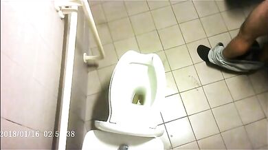 Spia Bagno Italiano: Stalloni Pisciano Nascosti