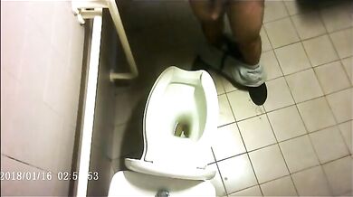 Spia Bagno Italiano: Stalloni Pisciano Nascosti