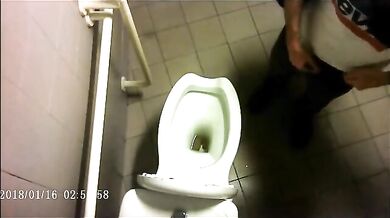 Spia Bagno Italiano: Cazzi Grossi in Bagno Pubblico