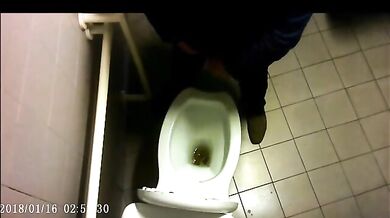 Spia Bagno Italiano: Cazzi Grossi in Bagno Pubblico