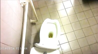 Spia Bagno Italiano: Cazzi Grossi in Bagno Pubblico