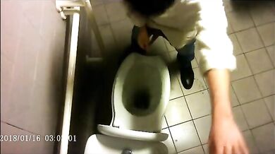 Spia Bagno Italiano: Cazzi Grossi in Bagno Pubblico