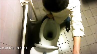 Spia Bagno Italiano: Cazzi Grossi in Bagno Pubblico