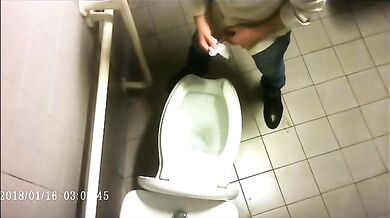 Spia Bagno Italiano: Cazzi Grossi in Bagno Pubblico