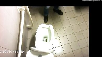 Spia Bagno Italiano: Cazzi Grossi in Bagno Pubblico