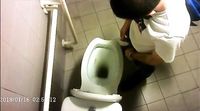 Spia Bagno Italiano: Cazzi Grossi in Bagno Pubblico