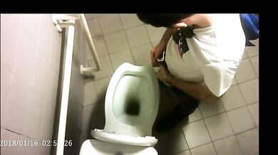 Spia Bagno Italiano: Cazzi Grossi in Bagno Pubblico