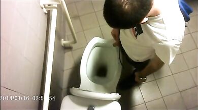 Spia Bagno Italiano: Cazzi Grossi in Bagno Pubblico