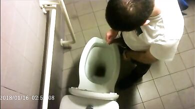 Spia Bagno Italiano: Cazzi Grossi in Bagno Pubblico