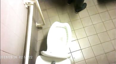 Spia Bagno Italiano: Cazzi Grossi in Bagno Pubblico