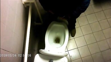 Spia Bagno Italiano: Cazzi Grossi in Bagno Pubblico