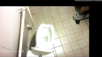 Spia Bagno Italiano: Ragazzi Etero Esposti Voyeur