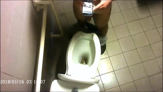Spia Bagno Italiano: Ragazzi Etero Esposti Voyeur