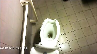 Spia Bagno Italiano: Pisciate Calde di Giovani