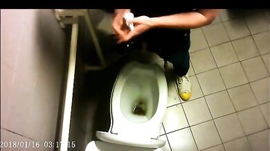 Spia Bagno Italiano: Pisciate Calde di Giovani