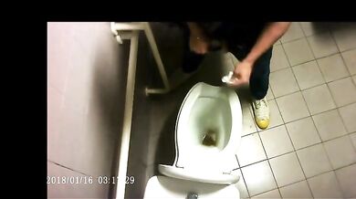 Spia Bagno Italiano: Pisciate Calde di Giovani