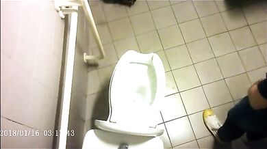 Spia Bagno Italiano: Pisciate Calde di Giovani